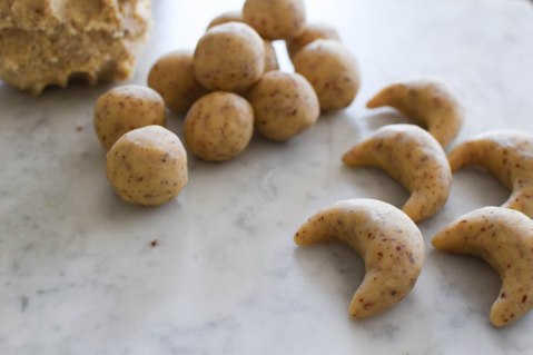 Vanilla Almond Crescent Cookies | abagofflour.com